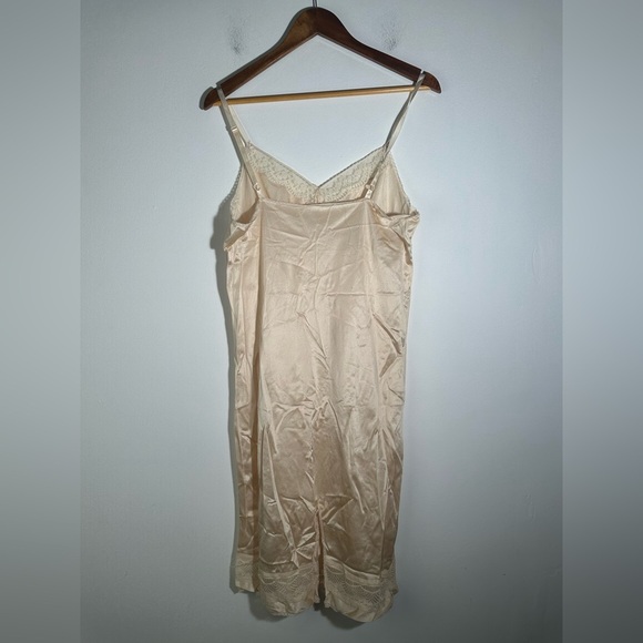 Elegant Cream Slip Dress with Lace Trim - Picture 6 of 8